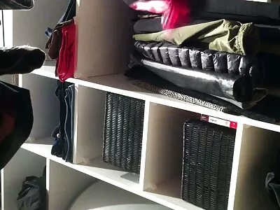 Unga hacka Nova Cane knullar en stor kuk i soffan