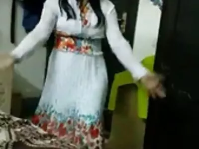 Bosomed hottie Natasha Nice jävlar stilig kille i sängen