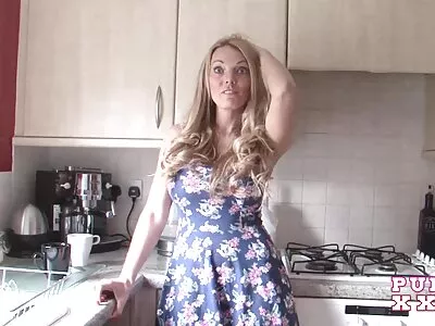 Inked hussy Janey Doe deepthroats hård kuk och blir knullad hårt