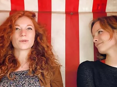 Blond och brunett latinas som delar Ramons dunkande kuk