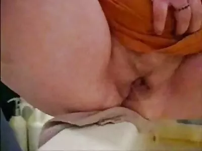 Stora bröstade skökan Jasmine Jae knullar sig med en enorm dildo