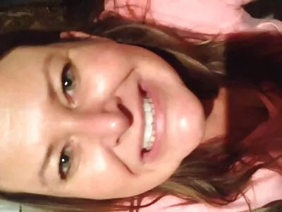 Redhead Kadence Marie blir knullad i bilen och blir cum på hennes fitta