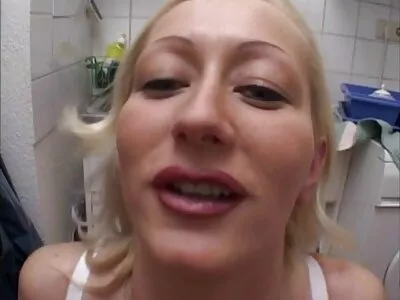 Angela White ler medan hon suger och jävlar BBC