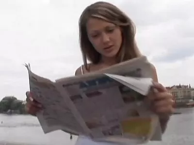 Undergiven slampa Lilly Ligotage får sin fitta masserad med vibrator