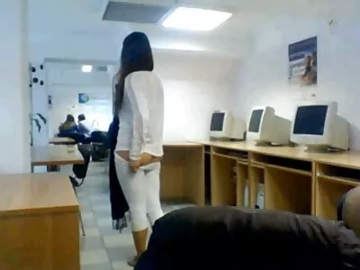 Silkeshårig snygging ramlade på det kalla golvet