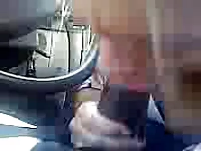 Penny Pax tilltalande underbar brunett i soffan